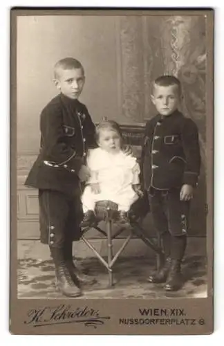 Fotografie Karl Schröder, Wien, Nussdorferplatz 8, Zwei Brüder in Lederhosen mit kleinem Geschwisterkind