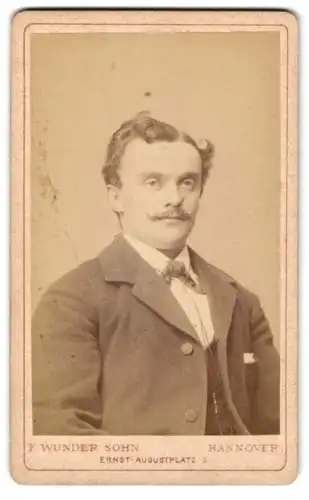 Fotografie F. Wunder, Hannover, Ernst-Augustplatz 6, Portrait eines Herrn mit Schnurrbart