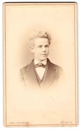 Fotografie Emil Tiedemann, Bremen, Richtweg 12, Junger Mann mit elegantem Anzug