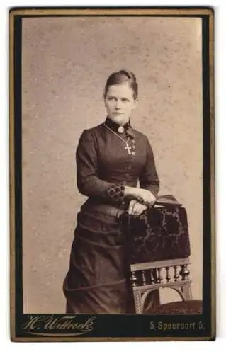 Fotografie H. Wittrock, Hamburg, Speersort 5, Dame in tailliertem Kleid