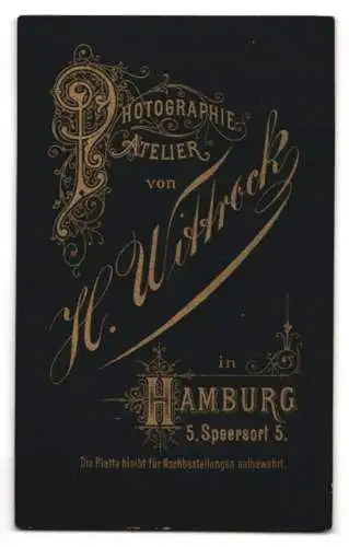 Fotografie H. Wittrock, Hamburg, Speersort 5, Dame in tailliertem Kleid