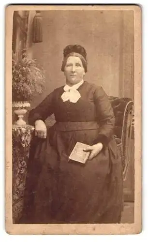 Fotografie Herm. Kurz, Wittenburg i. M., Vornehm gekleidete Dame mit Buch