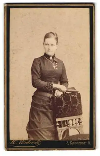 Fotografie H. Wittrock, Hamburg, Speersort 5, Portrait einer jungen Dame in tailliertem Kleid