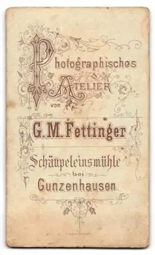 Fotografie G. M. Fettinger, Gunzenhausen, Bürgerliche in hochgeschlossenem Kleid