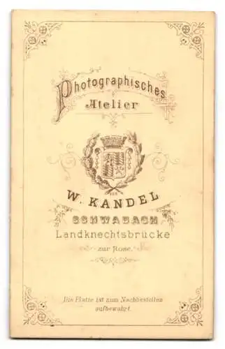 Fotografie W. Kandel, Schwabach, Landknechtsbrücke, Porträt eines sitzenden Mannes