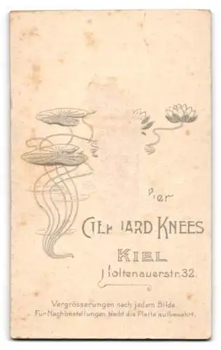 Fotografie Gerhard Knees, Kiel, Holtenauerstr. 32, Eleganter junger Mann in Anzug und Krawatte