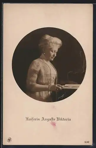 AK Kaiserin Auguste Victoria Königin von Preussen liest in einem Buch