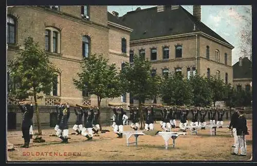 AK Soldatenleben, Exerzieren mit Gewehr auf dem Kasernenhof