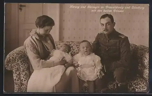 AK Husar Herzog Ernst August von Braunschweig mit Viktoria Luise und den beiden Prinzen