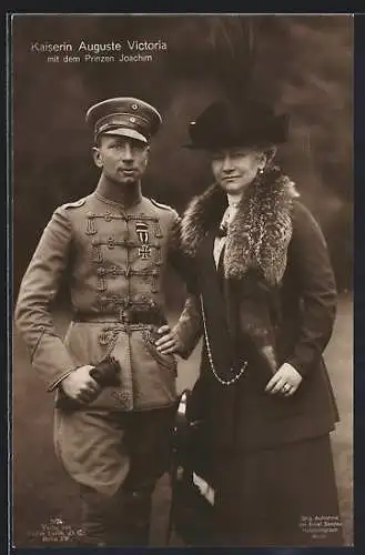 AK Kaiserin Auguste Vicotria mit dem Prinzen Joachim in Uniform Husar mit EKII