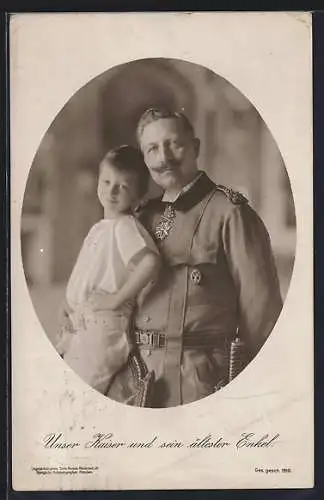 AK Kaiser Wilhelm II. in Uniform hält seinen ältesten Enkel in jungen Jahren im Arm