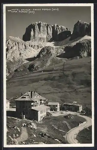 AK Cortina d'Ampezzo, Hotel Savoja und Blick auf den Passo Pordoi