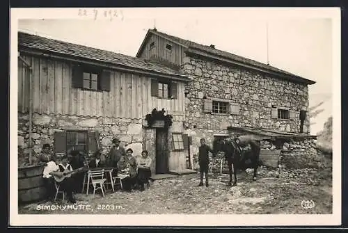 AK Simonyhütte, Gäste vor der Berghütte