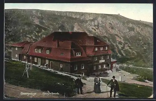 AK Hampelbaude, Wanderer an der Berghütte im Riesengebirge