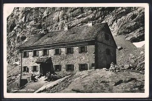 AK Adamek-Hütte, Berghütte vor Felsmassiv