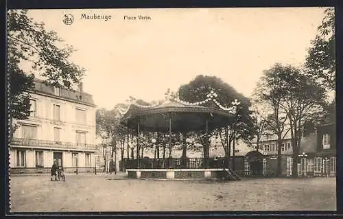 AK Maubeuge, Place Verte, Blick zum Pavillon, Mann mit Fahrrad