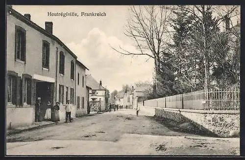 AK Heutrégiville, Strasse mit Häusern und Soldaten