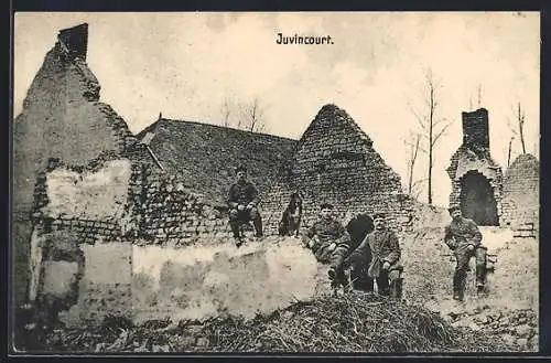 AK Juvincourt, Soldaten in Uniform im zerstörten Haus