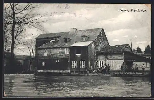 AK Selles, Soldaten vor einem Gebäude