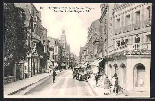 AK Trouville, La Rue Victor-Hugo