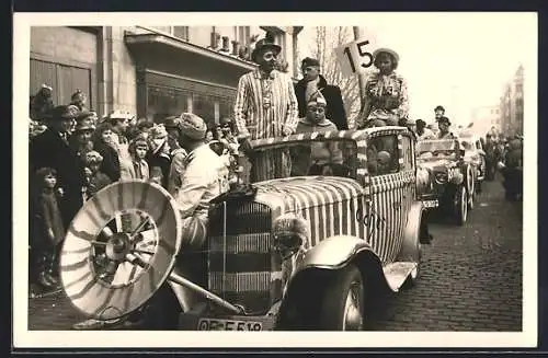 Foto-AK Verkleidete Menschen im gestreiften Cabriolet zum Karneval