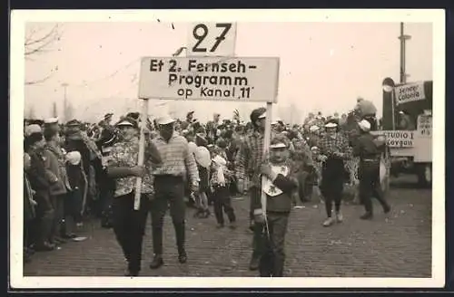 Foto-AK Umzugswagen 27, Et 2. Fernsehprogramm op Kanal 11, Karneval