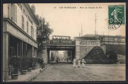 AK Les Mureaux, Pont du Chemin de Fer avec tramway et passants