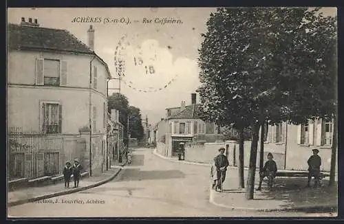 AK Achères, Rue Confinières avec passants et maisons bordées d`arbres