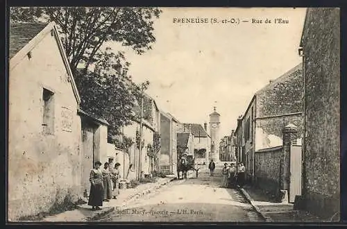 AK Freneuse, Rue de l`Eau animée avec passants et chevaux