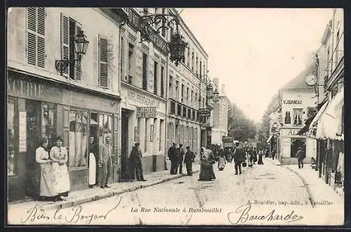 AK Rambouillet, La Rue Nationale animée avec passants et commerces