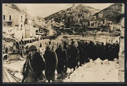 AK Monte Cassino, Schlacht 1944, Infanterie auf dem Marsch