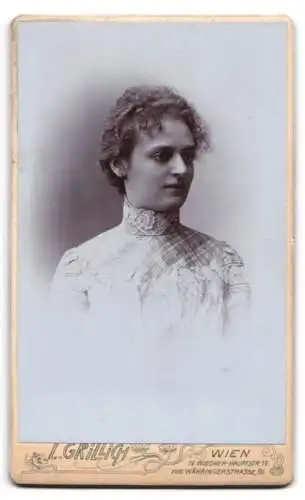 Fotografie L. Grillich, Wien, Wiedner Hauptstrasse 12, Wappen Österreich-Ungarn & Ornamente, Rückseitig Frauen-Portrait