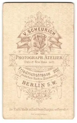 Fotografie V. Scheurich, Berlin, Friedrichstr. 207, Initialen und Ornamente, Rückseitig Herren-Portrait