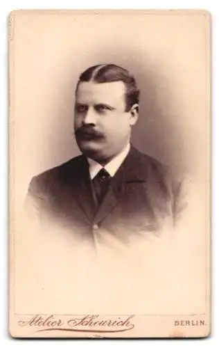 Fotografie V. Scheurich, Berlin, Friedrichstr. 207, Initialen und Ornamente, Rückseitig Herren-Portrait