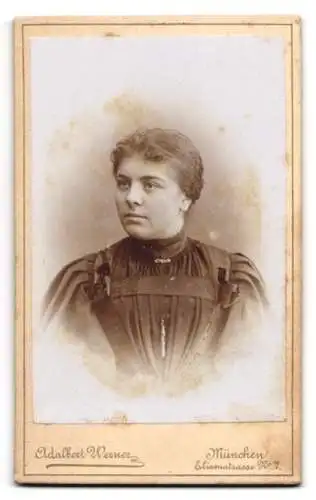 Fotografie Adalbert Werner, München, Elisenstr. 7, Münchner Kindl und florale Verzierung, Rückseitig Damen Portrait