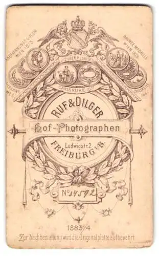 Fotografie Ruf & Dilger, Freiburg / Breisgau, Ludwigstr. 2, Wappen, Messemedaillen & Lorbeerzweige, Rückseitig Bursche