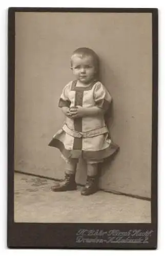 Fotografie Herm. Bähr, Dresden, Antonstrasse 2, Eisbär auf Plattenkamera stehend, Rückseitig Kinder-Portrait