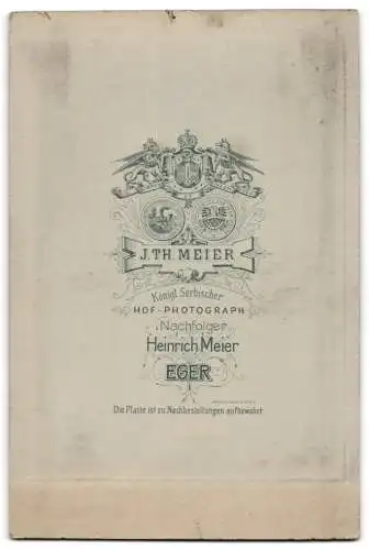 Fotografie J. Th. Meier, Eger, Geistlicher im würdevollen Gewand mit Hut