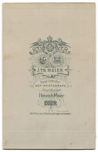 Fotografie J. Th. Meier, Eger, Geistlicher im würdevollen Gewand auf Stuhl sitzend