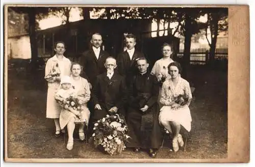 Fotografie Emil Grösche, Rumburg, Feierliche Familienzusammenkunft mit Priester zur Taufe