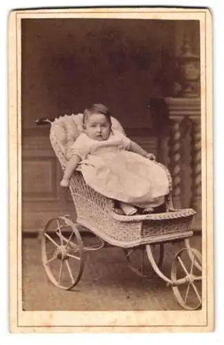 Fotografie F. E. Perger, Bad-Ems, Baby im Rattan-Kinderwagen sitzend