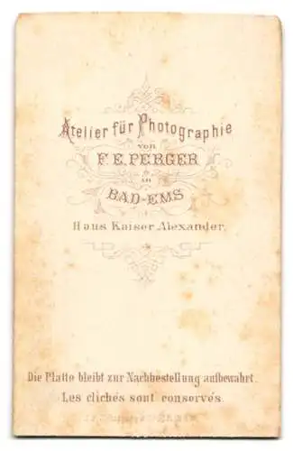 Fotografie F. E. Perger, Bad-Ems, Baby im Rattan-Kinderwagen sitzend