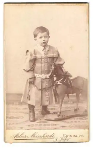 Fotografie Albert Meinhardt, Grimma i. S., Frauenstr. 222, Knabe in Sonntagskleidung mit Spielzeug-Pferd