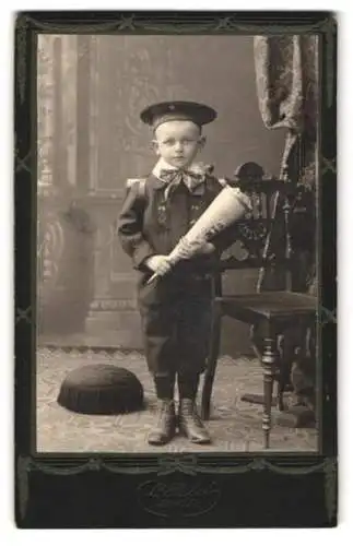 Fotografie L. Habel, Görlitz, Schulknabe mit Schultüte, Einschulung, 1. Schultag