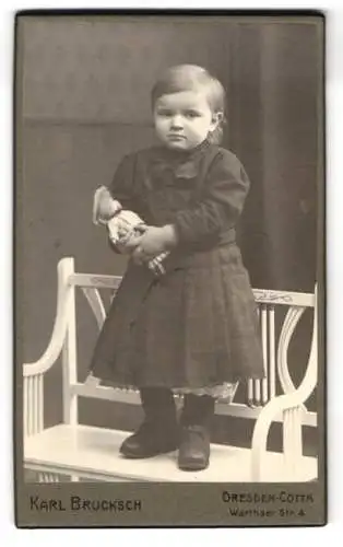 Fotografie Karl Bruksch, Dresden-Cotta, Warthaer-Str. 4, Mädchen mit Puppe auf Bank stehend