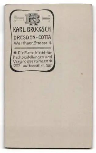 Fotografie Karl Bruksch, Dresden-Cotta, Warthaer-Str. 4, Mädchen mit Puppe auf Bank stehend
