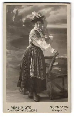 Fotografie Vereinigte Portrait-Ateliers, Nürnberg, Königstr. 3, Fränkische Dame in Tracht vor Studiokulisse