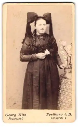 Fotografie Georg Hitz, Freiburg / Breisgau, Annaplatz 1, Brünette Dame mit Zopf in Tracht