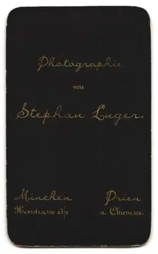 Fotografie Stephan Luger, München, Hessstrasse 25, Jäger mit Gewehr & Wanderstab in Tracht