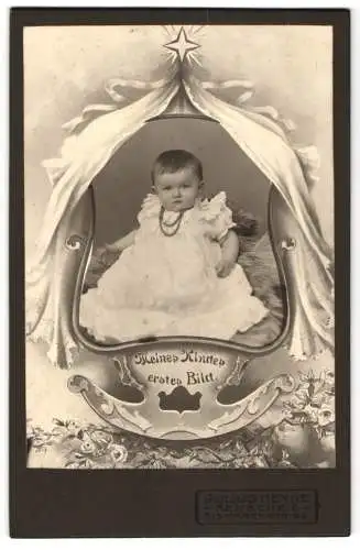 Fotografie Julius Heyne, Remscheid, Bismarckstr. 66, Baby im Taufkleid im Wiegen-Passepartout